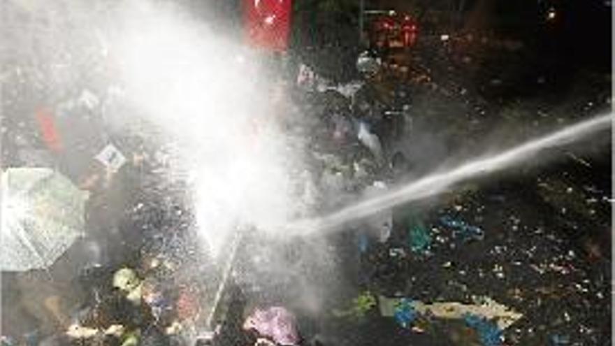 La Policia va usar canons d&#039;aigua contra els concentrats a fora del diari.