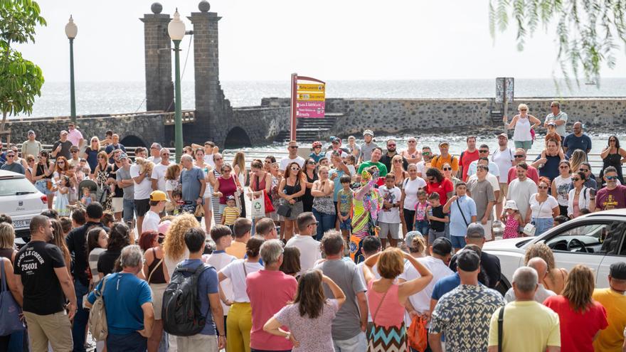 Karcocha llena de vida Arrecife con su espectáculo en el Puente de las Bolas y la Calle Real