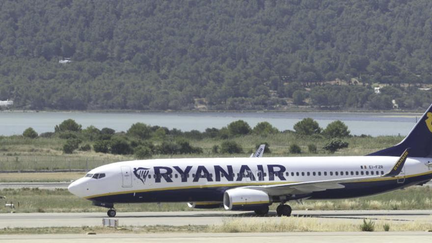 Un avión de Ryanair, en Ibiza.