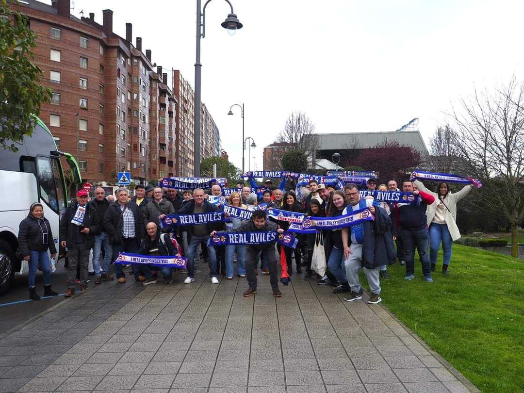 EN IMÁGENES: el desplazamiento de la afición del Real Avilés a Laredo