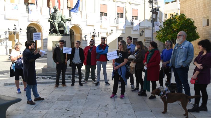 Vecinos de distintos barrios de Badajoz se concentran para pedir limpiezas en los imbornales