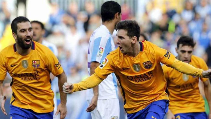 Messi, a la derecha, celebra su gol en La Rosaleda junto a Arda.