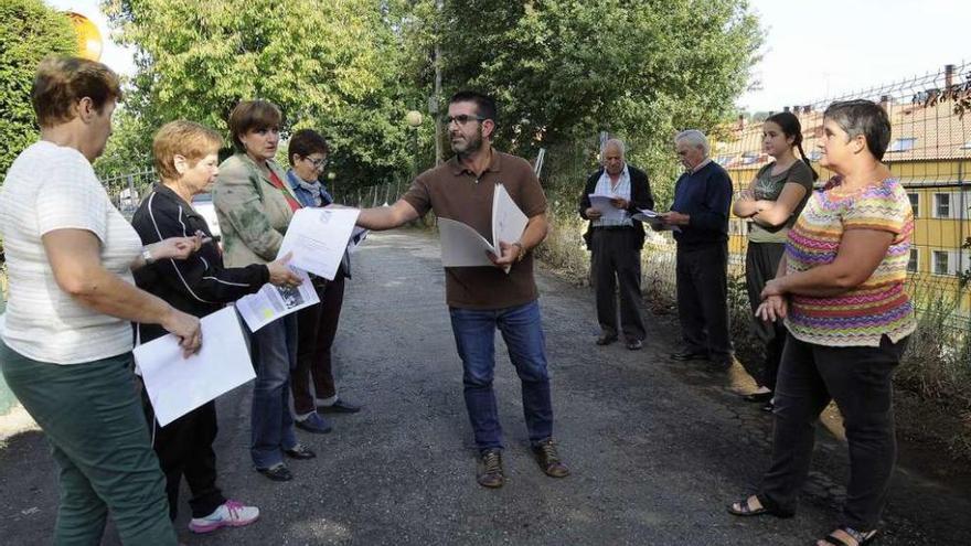 Los vecinos se reunieron ayer con los ediles Francisco Vilariño y Celia Alonso.  // Bernabé/Javier Lalín