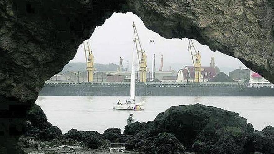 La ría, desde el lado avilesino.