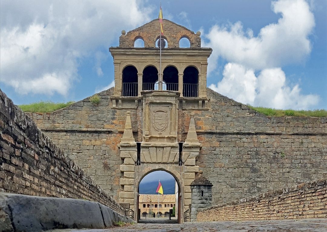 La entrada al castillo fortaleza del siglo XVI.