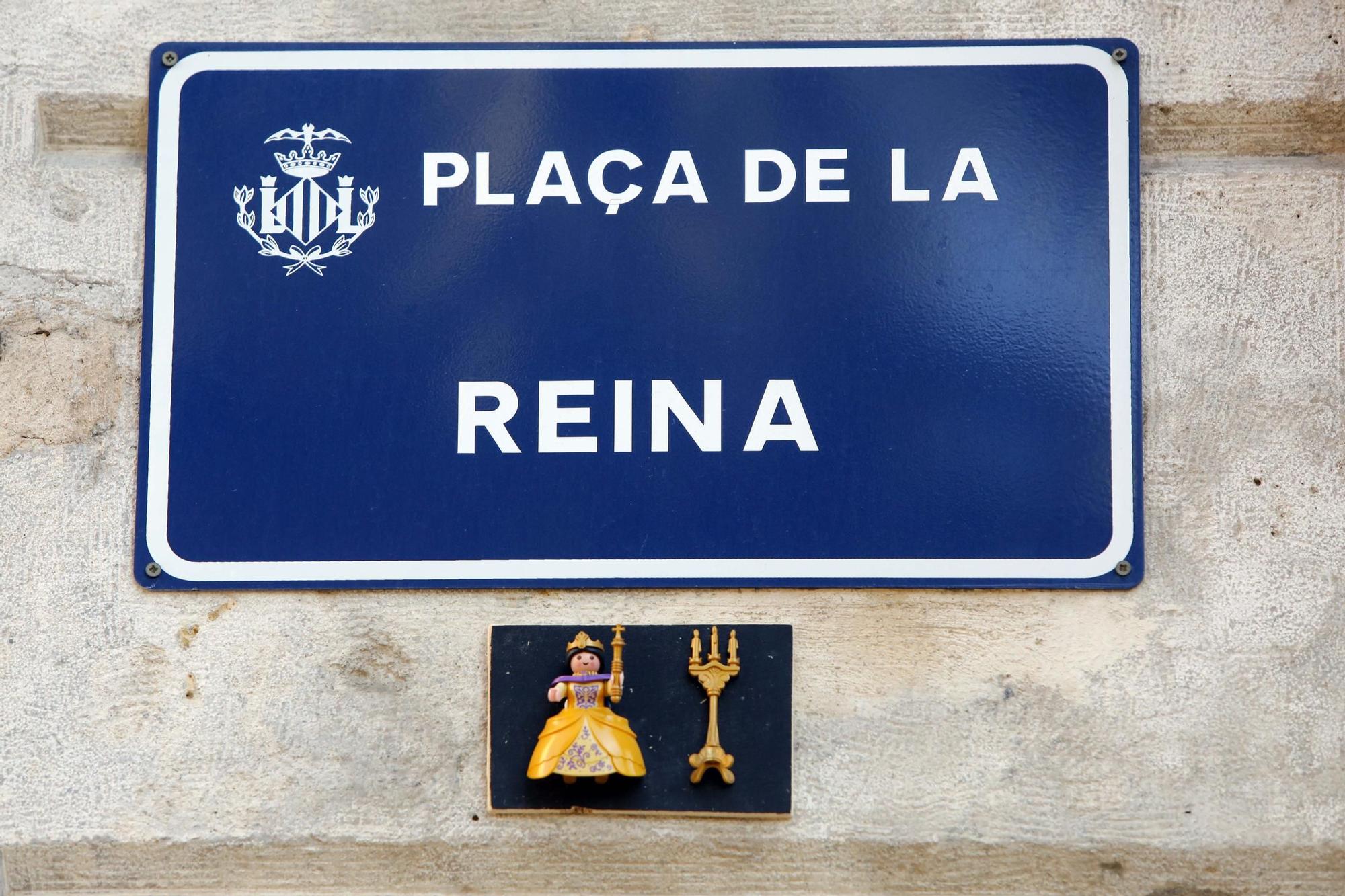 Figuras de Playmobil adornan las placas de calles en el centro de València