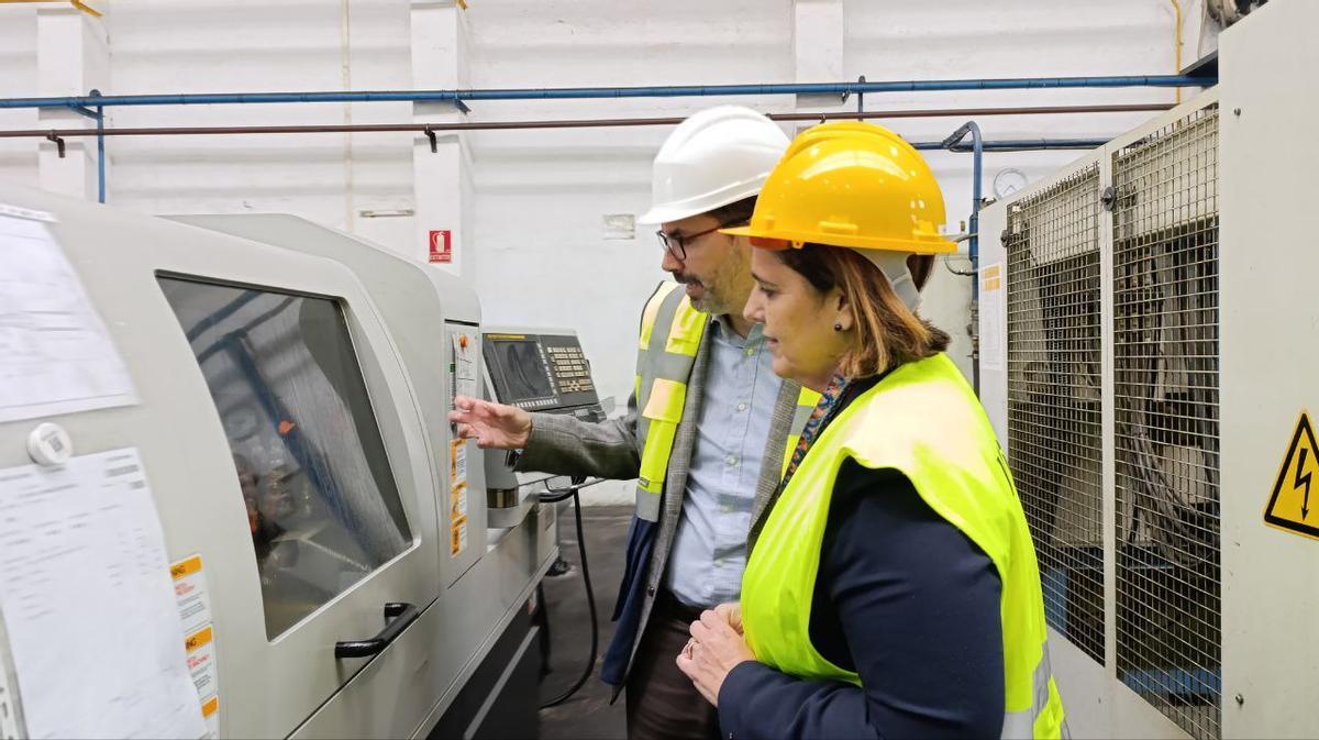 Blanca Torrent durante su visita a Electrotrans, una de las empresas beneficiarias.