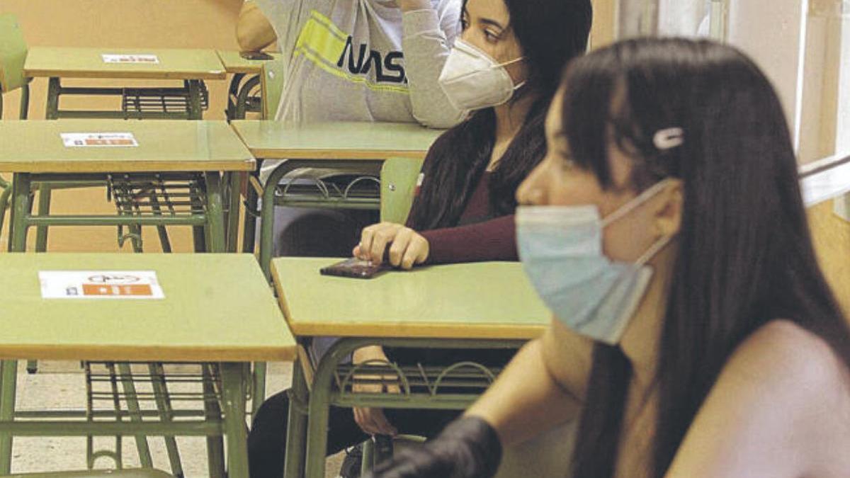 Alumnos del IES El Sobradillo durante la reapertura del centro en junio.