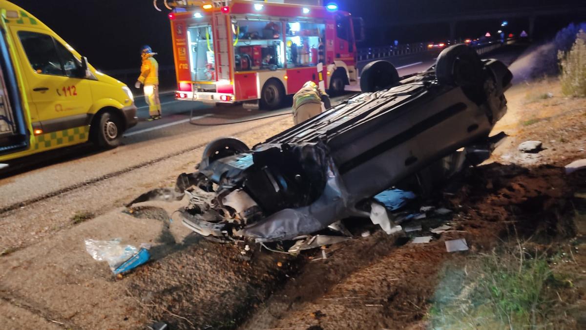 Vehículo implicado en el accidente volcado sobre el arcén de la autovía