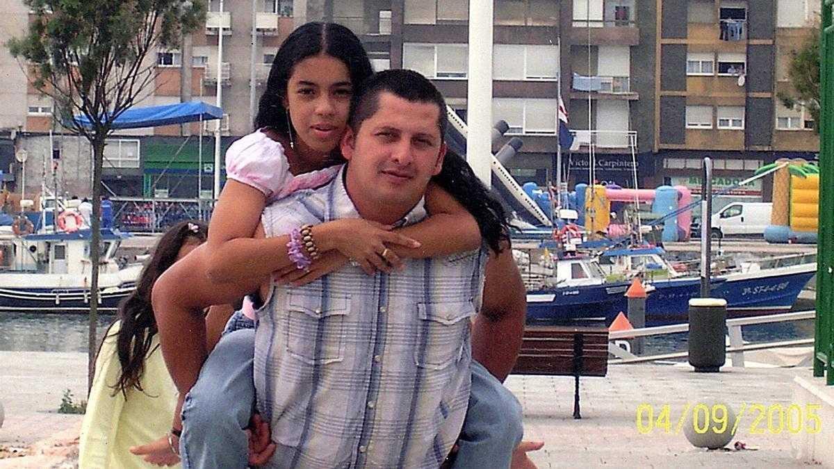 Leidy Vanesa al costat del seu padrastre i principal sospitós del seu assassinat.