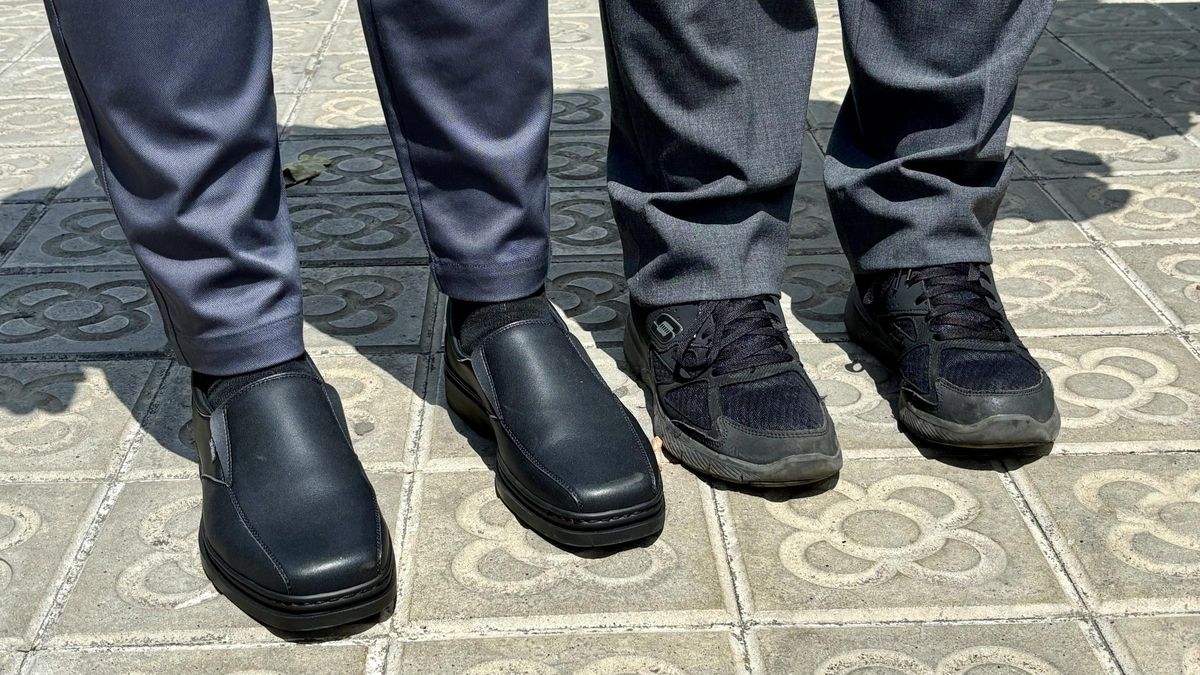 Detalle de los nuevos zapatos y pantalón (izquierda) en comparación con el uniforme clásico