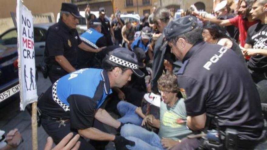 Un centenar de indignados acorrala a las autoridades y hace frente a los policías