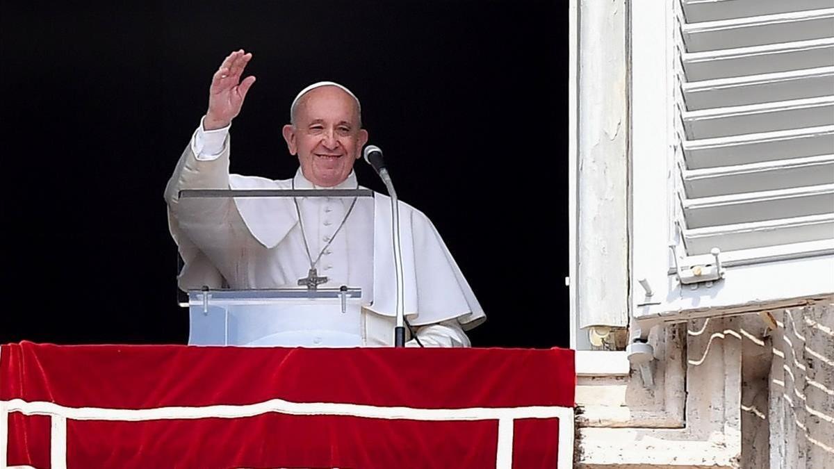 zentauroepp49658529 pope francis waves from the window of the apostolic palace o190901130405