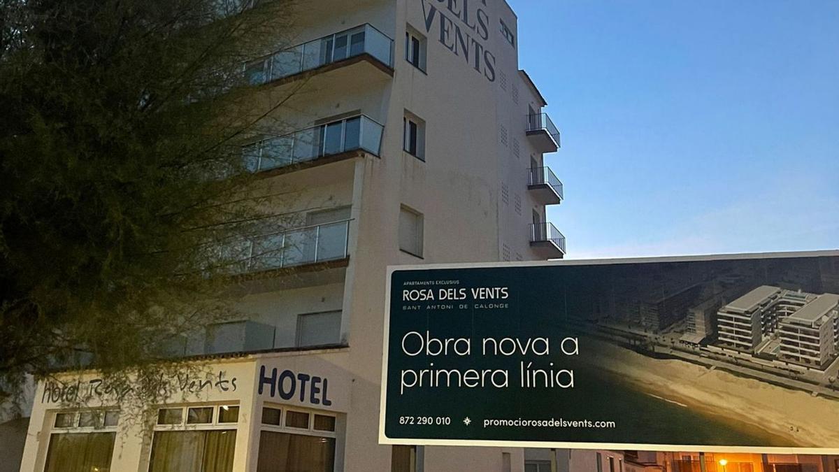 L’Hotel Rosa dels Vents i el cartell anunciant la nova promoció immobiliària | DDG