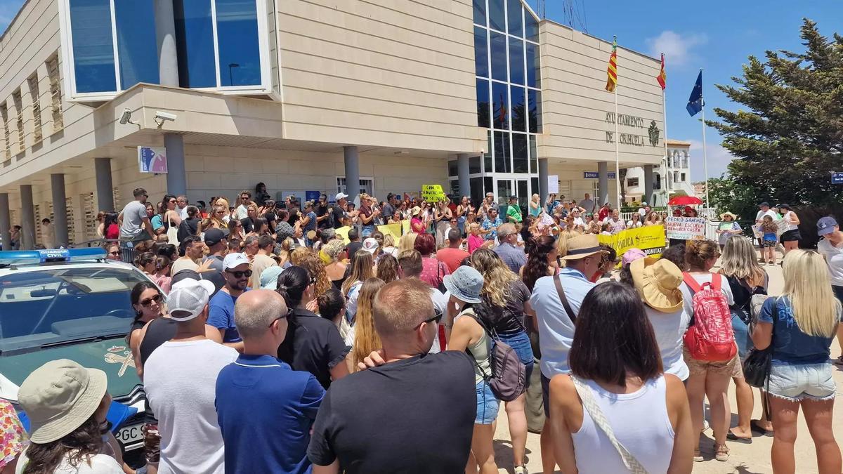 Protestas en junio en la sede del Ayuntamiento en Playa Flamenca