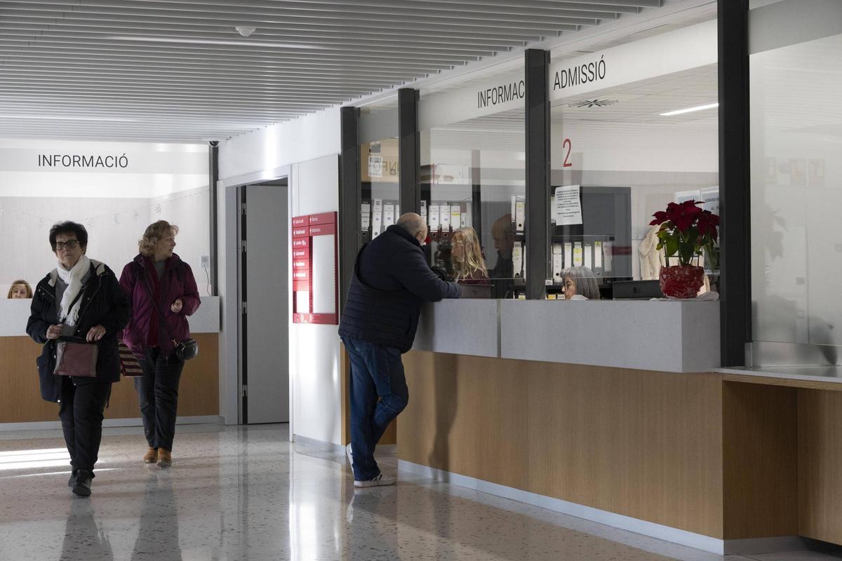 Pacientes atendidos en la recepción del nuevo hospital de Ontinyent.