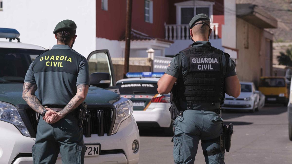 Guardias civiles de la Usecic vigilan el exterior de la casa del homicidio