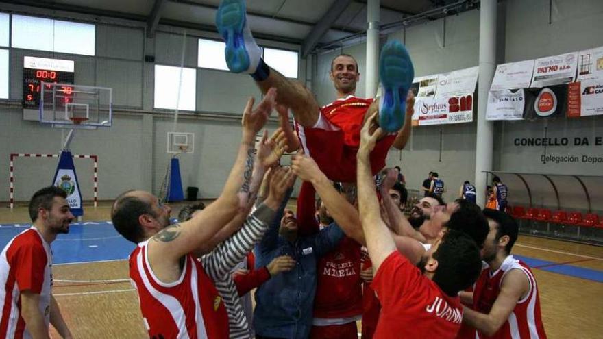 Los compañeros mantearon a Andrés tras el anuncio de su retirada. // Bernabé/Luismy