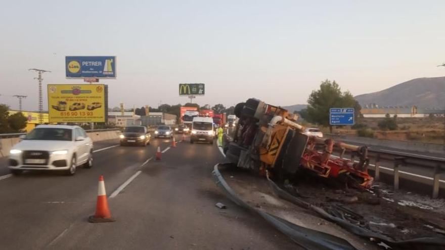 Imagen del camión accidentado esta madrugada en la A-31 a la altura de Monforte del Cid