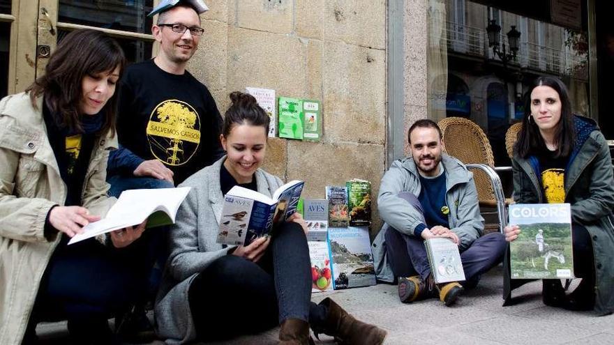 Lecturas en la calle, poemas de Manuel María y regalo de libros por el 23 de abril