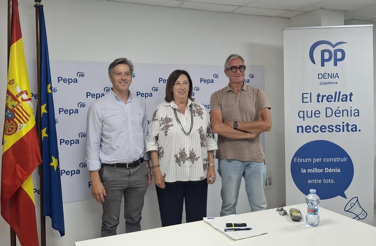 Pepa Font, flanqueda por los concejales del PP Carlos Barona y Esteban Chornet