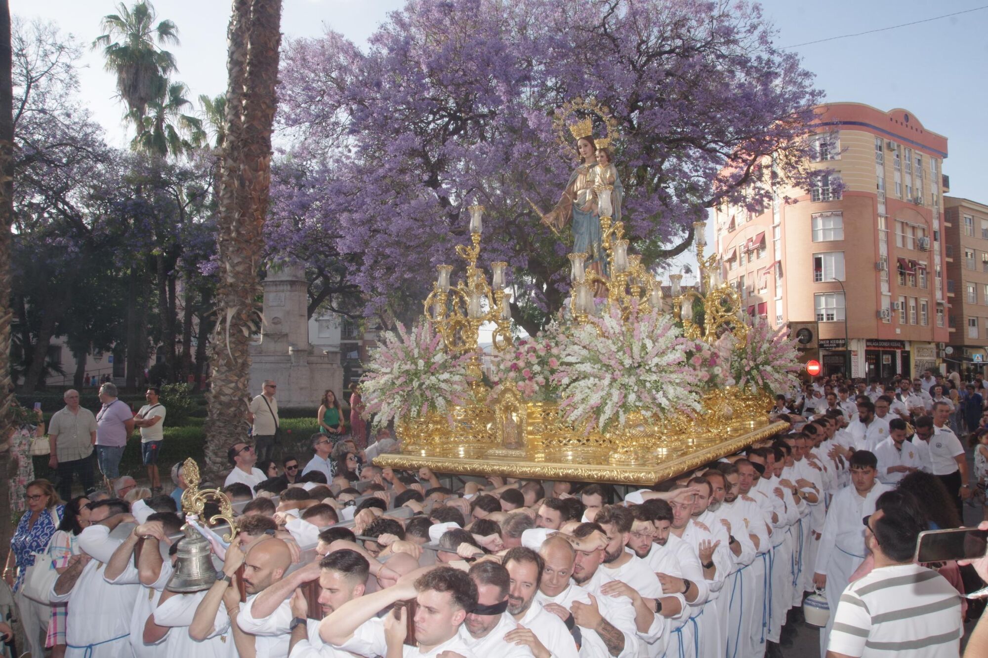Salida procesional de María Auxiliadora por Capuchinos en 2025