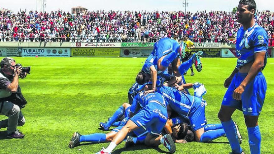 Los jugadores del Tenerife festejan el ascenso tras el fin del partido