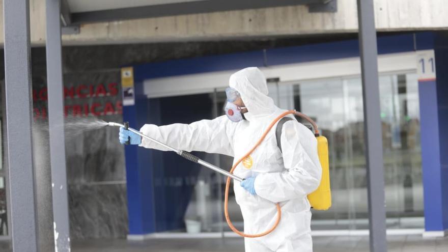 Efectivos de la UME desinfectan los alrededores del HUCA