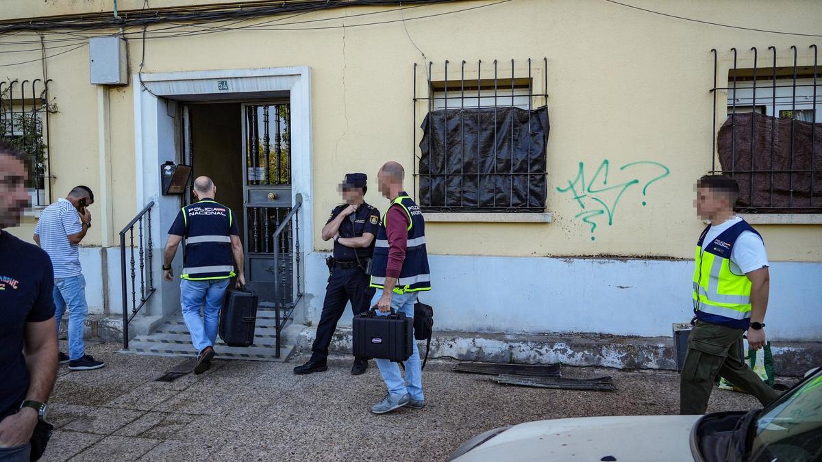 La joven vivía en este portal de Santa Marina.