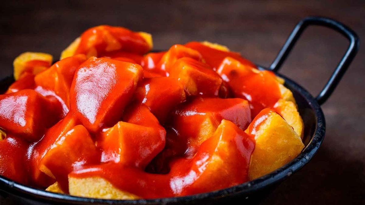 La localidad asturiana donde se comen la mejores patatas bravas: una forma diferente de preparación de las patatas bravas y se distinguen por utilizar diferentes salsas