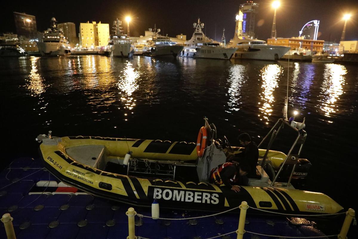Barcelona 20/03/2017 dos marineros del barco de pesca Fairell han desaparecido y otros dos han sobrevivido tras colisionar con un petrolero en la foto llegada de bomberos que participan en el rescate Foto Ferran Nadeu