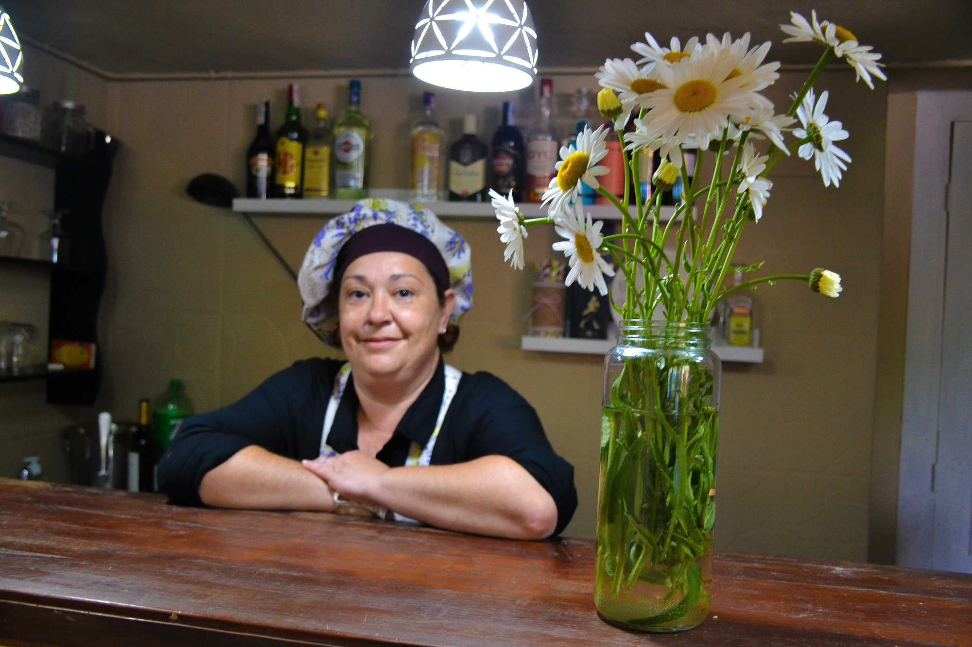 Verónica Pérez en un rincón de su local, decorado con calidez.