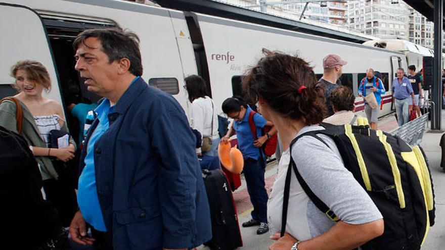 Pasajeros en la estación de Guixar, en Vigo, en una imagen de archivo. // Marta G. Brea