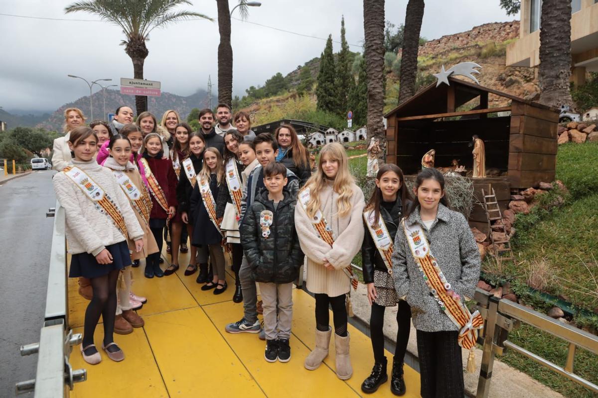 Las festeras y concejales de la corporación municipal inaugurando el belén municipal.