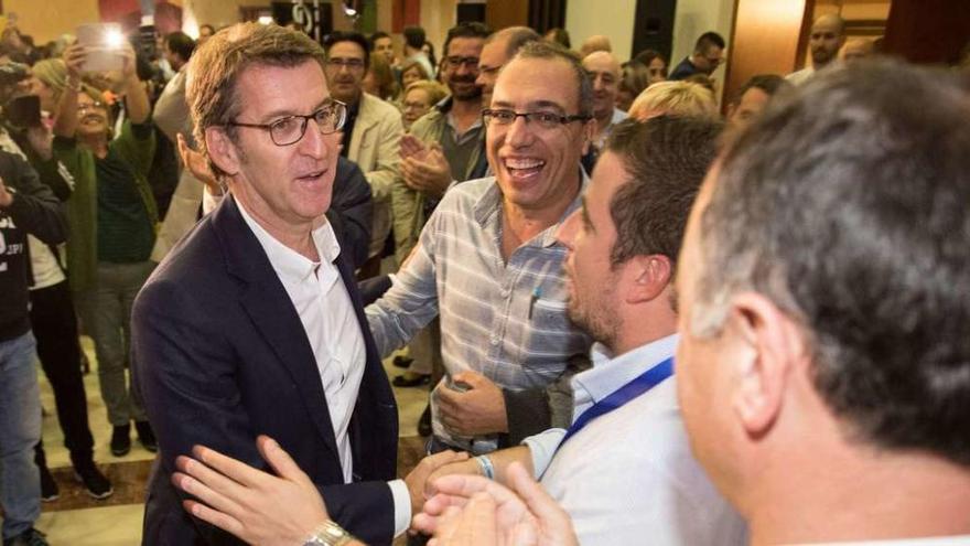 Simpatizantes saludan a Feijóo tras su victoria, en el hotel en el que el PPdeG celebró la fiesta. // Óscar Corral