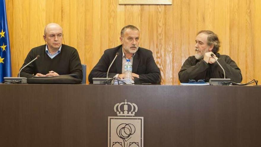 De izquierda a derecha, el líder del PSOE, el alcalde y el edil destituido, en rueda de prensa el viernes pasado.