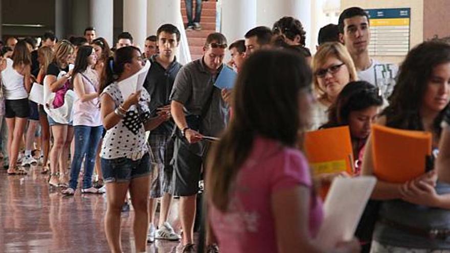 Centenares de personas hacen cola ante el servicio de preinscripción en la Universidad de Alicante para pedir plaza el último día de admisión.