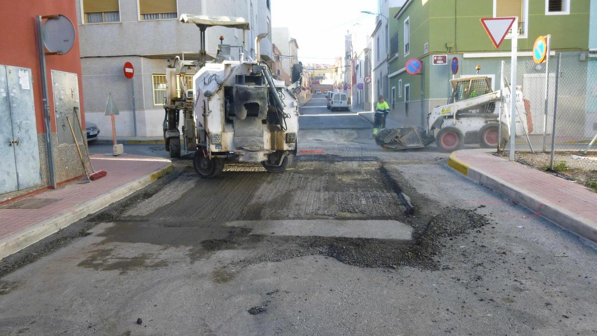 Trabajos de reasfaltado en Aspe, en imagen de archivo