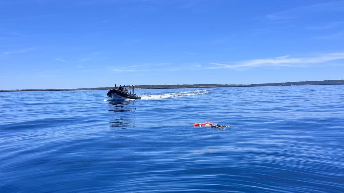 Llegada del equipo del GEAS de la Guardia Civil para hacerse cargo del cadáver de la mujer localizada en Punta Gavina