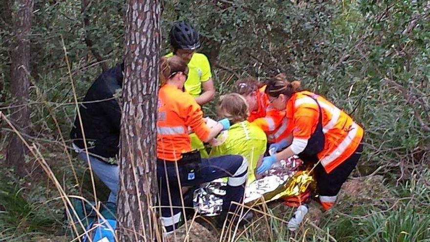 Herida una ciclista tras caerse por un terraplén en Esporles