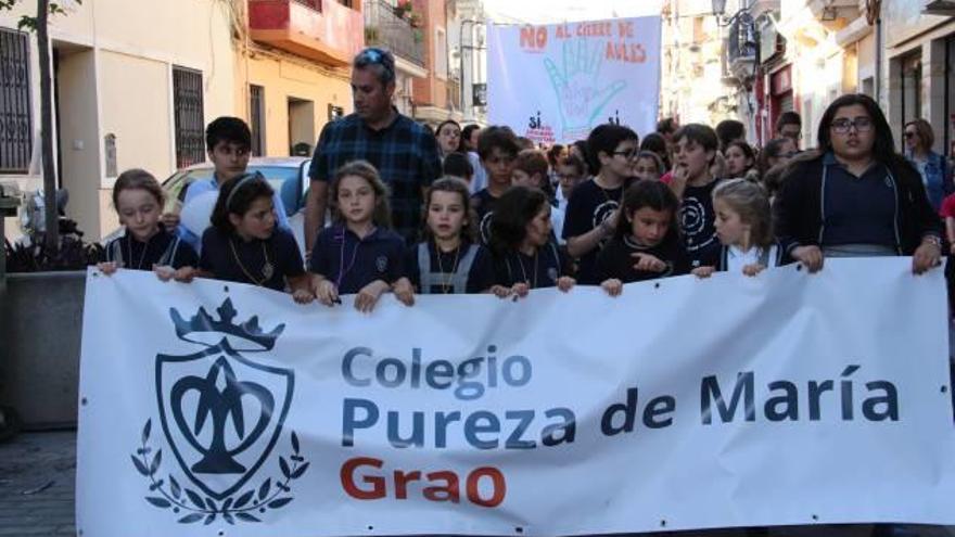 Niños del Pureza de María del Grau manifestándose en el Cabanyal-Canyamelar por el cierre de aulas.