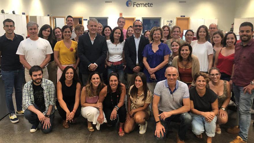 El equipo evaluador posa con personal de Femete.