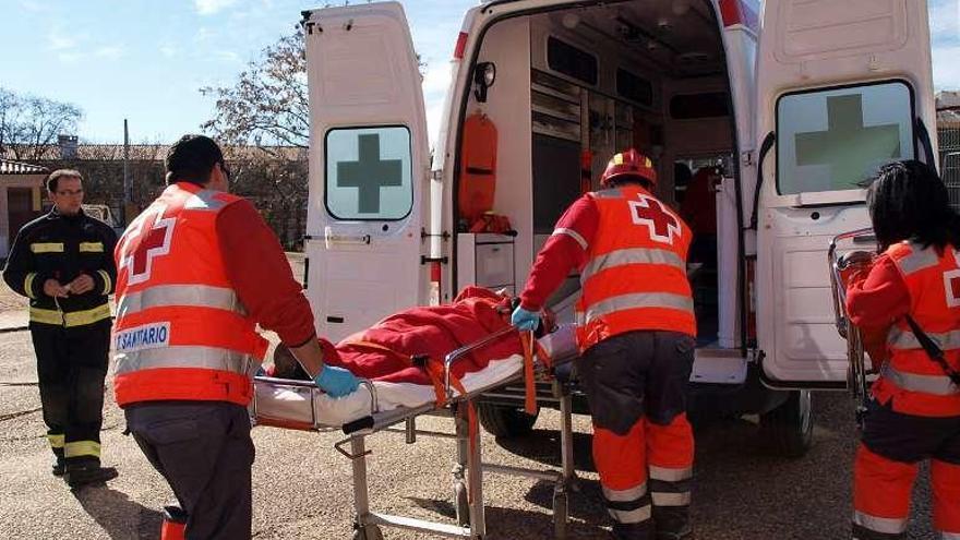 Voluntarios de Cruz Roja durante un simulacro.