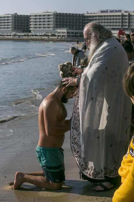 Los ortodoxos celebran en Alicante el bautismo de Jesús con la bendición del mar y con el rito de nadar en busca de la cruz