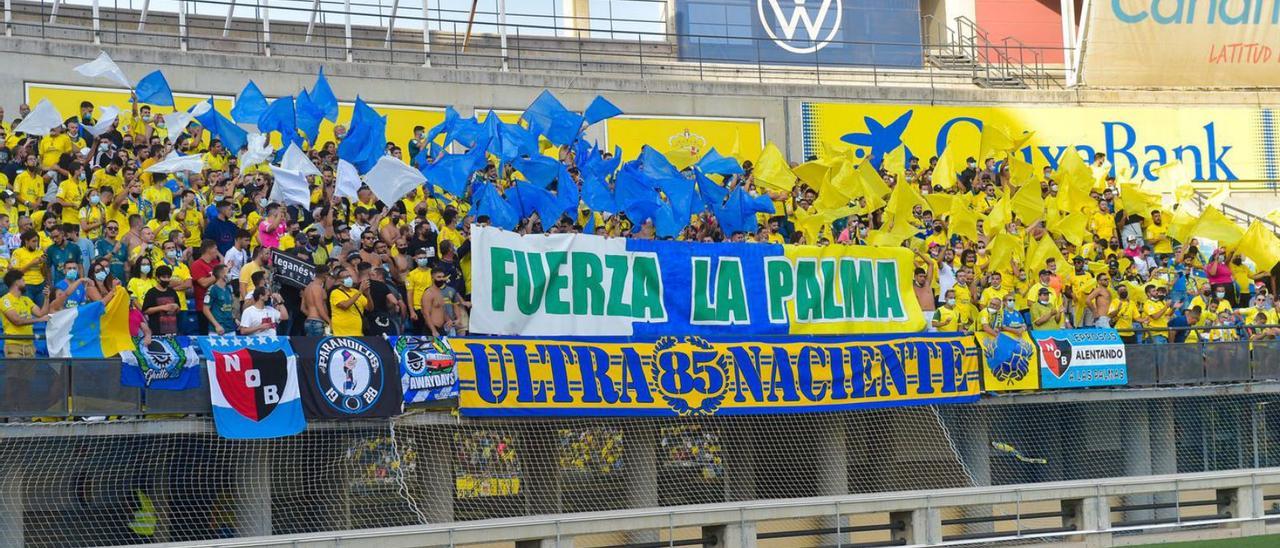 Imagen de la grada Naciente del Estadio de Gran Canaria en un partido de la UD Las Palmas. | |