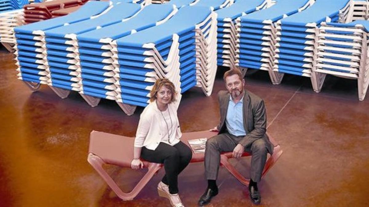 RENOVADORES.  Carme y Josep Balliu, en la nueva fábrica de la empresa de Caldes de Malavella, rodeados de los modelos de tumbona  que se exportan a 60  países.