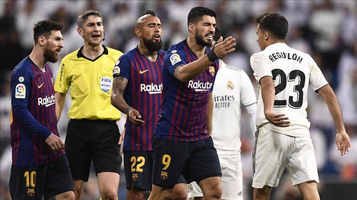 Reguilón en un pique con Luís Suárez en el Clásico