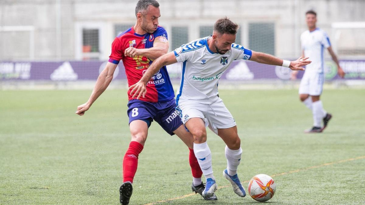 Eloi Amagat pugna per una pilota amb Yeremy ahir a Las Rozas.