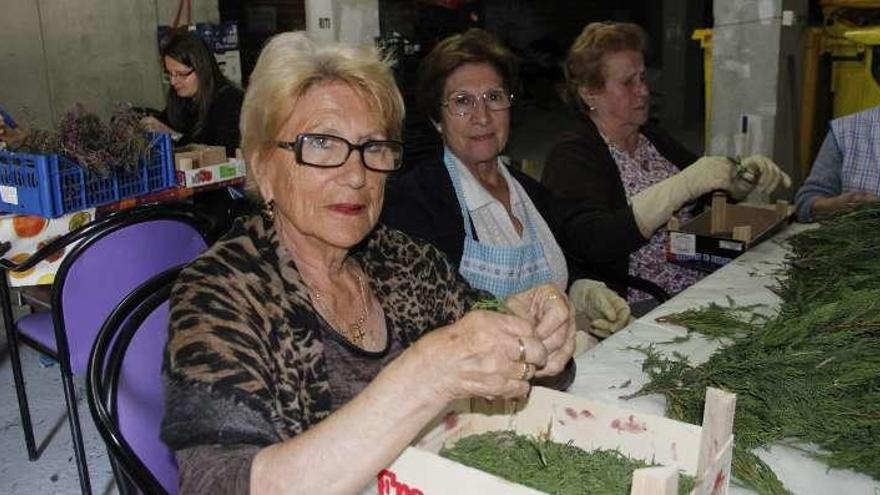 Vecinas de Bueu trabajando en el material de las alfombras. // S.Á.