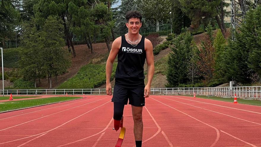 Alberto Ávila, sonriente en una pista de atletismo.